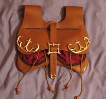 сумка круглокармашковая с накладками на клапан